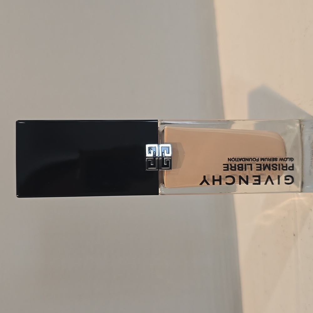 Givenchy Prisme Libre Glow Blurring Serum Foundation With National Finish - 1N